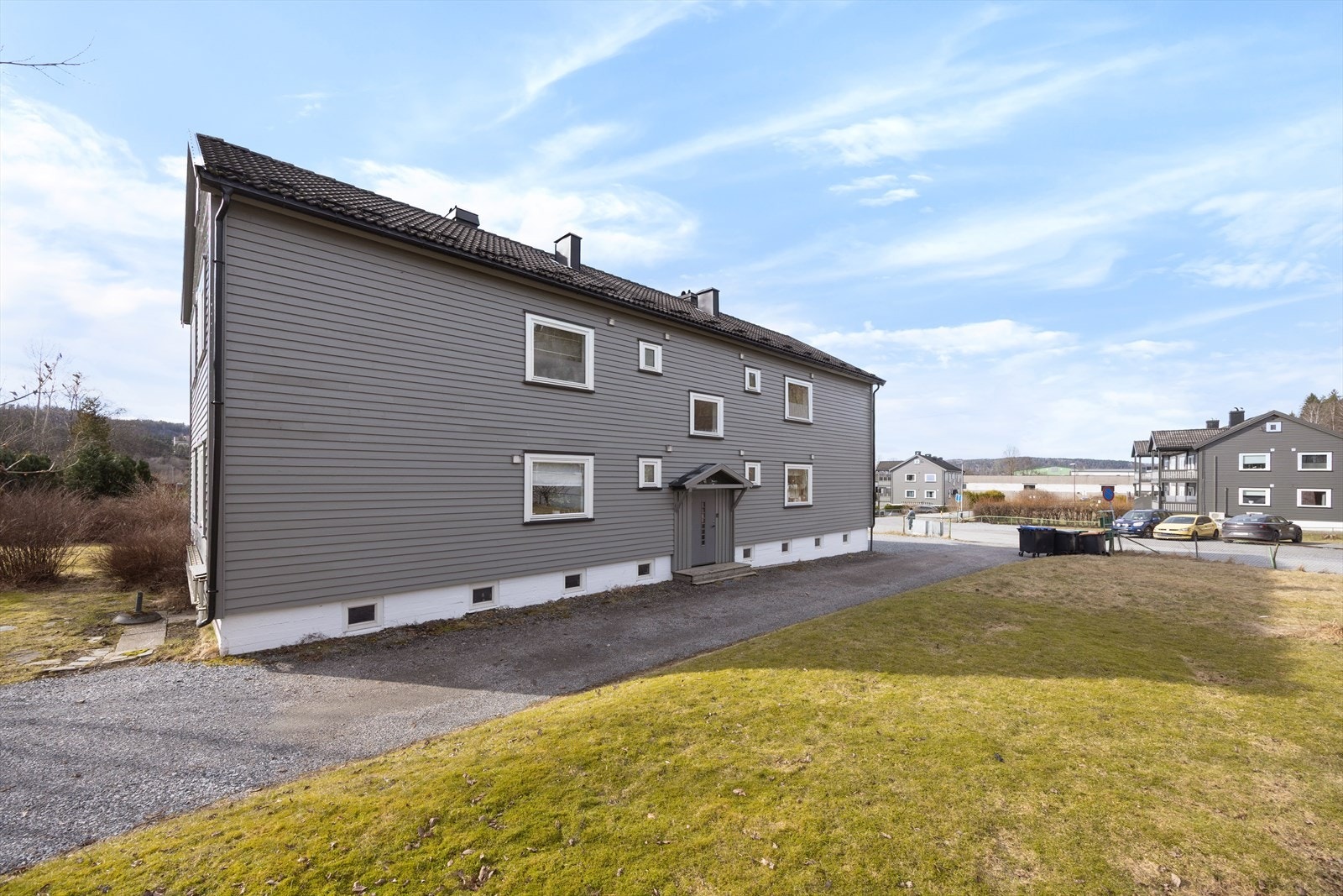 Velkommen til Valler I Borettslag og til denne 4-roms leiligheten som ligger landlig til i et rolig og trivelig bomiljø på Eidanger. Her bor du attraktivt til på Eidanger, ca. 3 km sørøst for Porsgrunn sentrum. Galleribilde