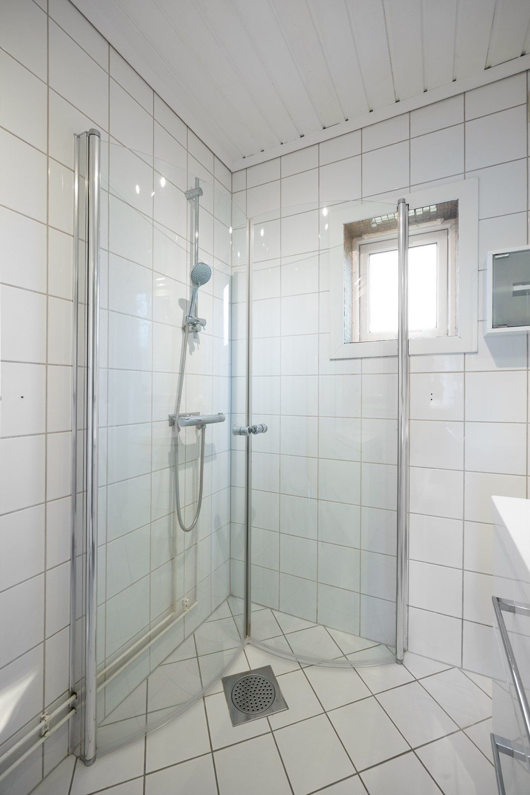 Videre er badet utstyrt med frittstående toalett og dusjhjørne med praktiske dusjdører som kan felles inn. Galleribilde