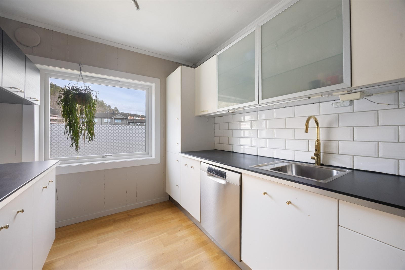 Kjøkken med god skap- og benkeplass. Det er plass til ett lite kjøkkenbord i forbindelse med vindu. Galleribilde