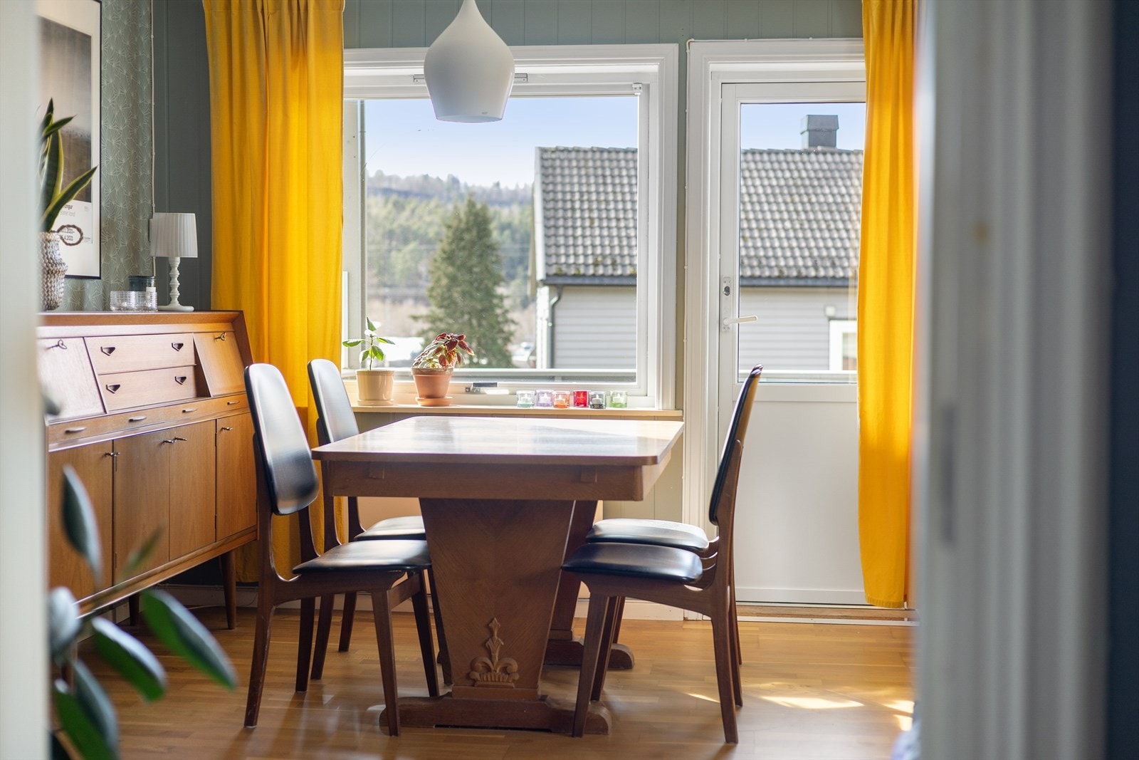 Spisestuen. Galleribilde