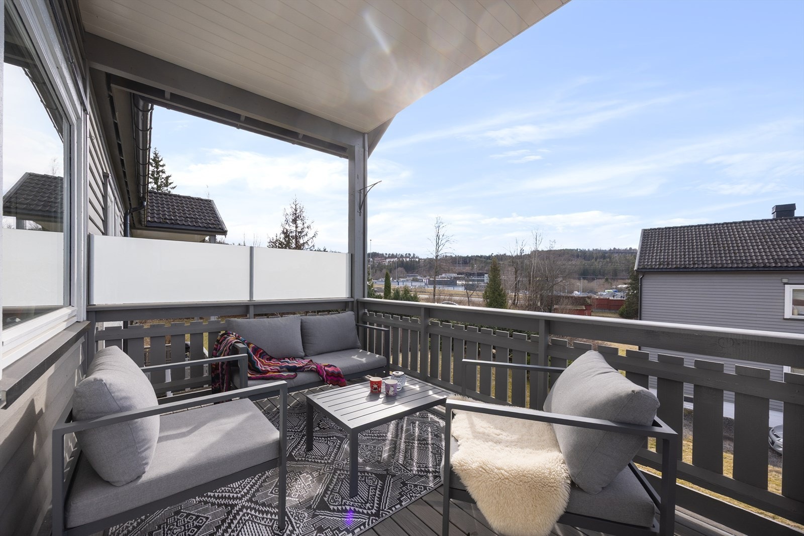 Fra stuen er det utgang til en overbygget balkong på ca. 9 m² - perfekt for avslapping med plass til utemøbler. Galleribilde