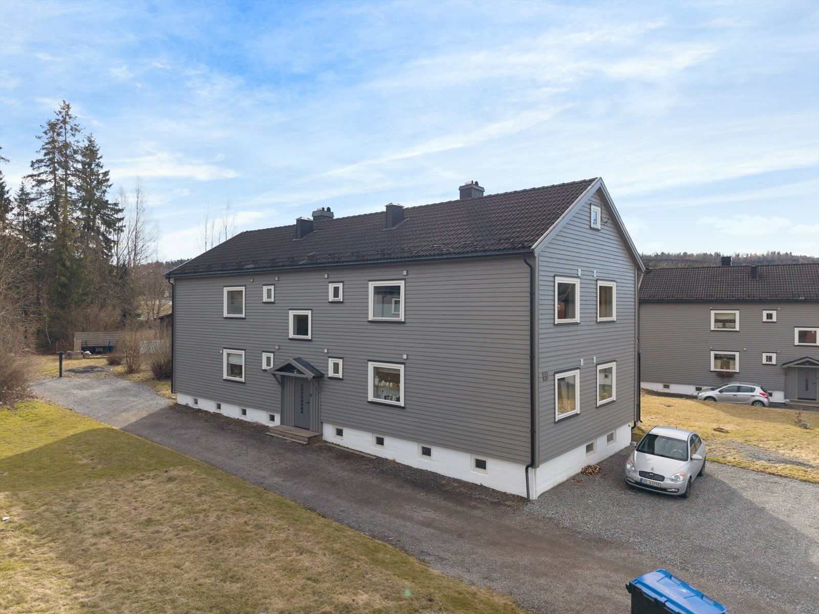 Velkommen til Valler I Borettslag og til denne 4-roms leiligheten som ligger landlig til i et rolig og trivelig bomiljø på Eidanger. Leiligheten ligger fint til i 2.etasje i en firemannsbolig og har god planløsning. Galleribilde