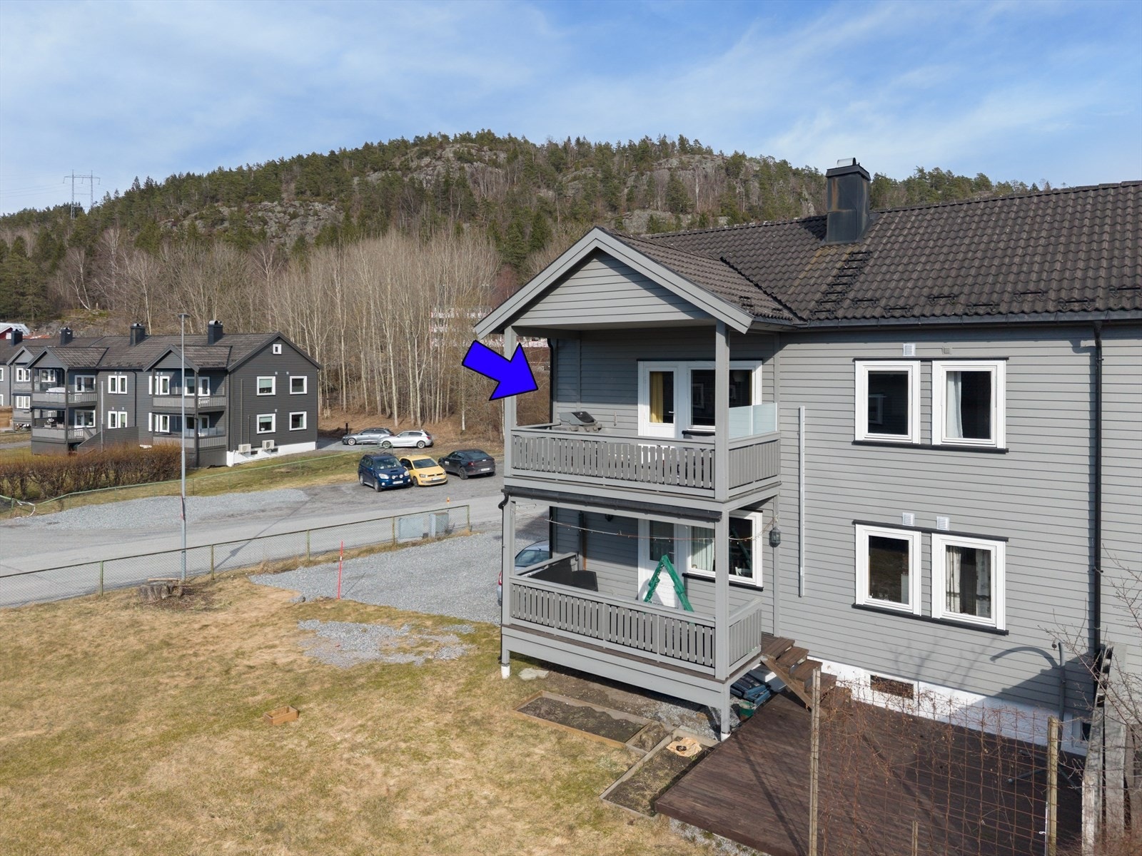 Boligen ligger fint og til i 2. etasje i en firemannsbolig, og har en deilig veranda ut fra stuen. Verandaen har takoverbygg og fint utsyn til nærområdet. Galleribilde