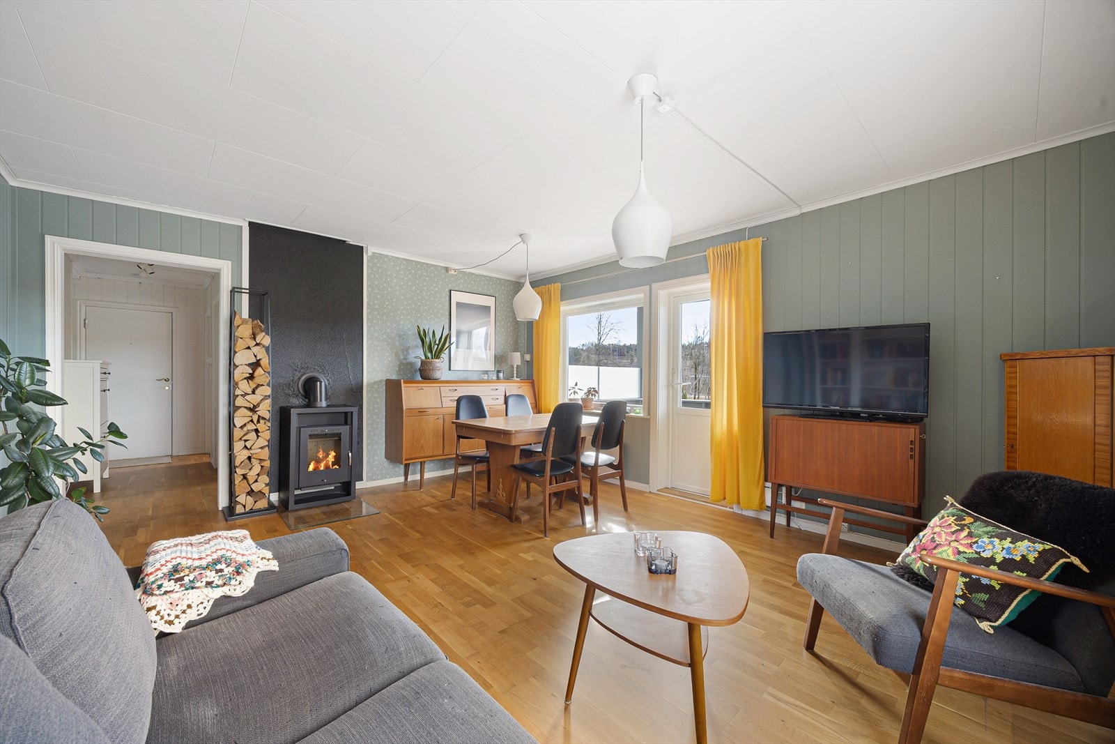 Vinduene slipper rikelig med naturlig lys inn i rommet. Galleribilde