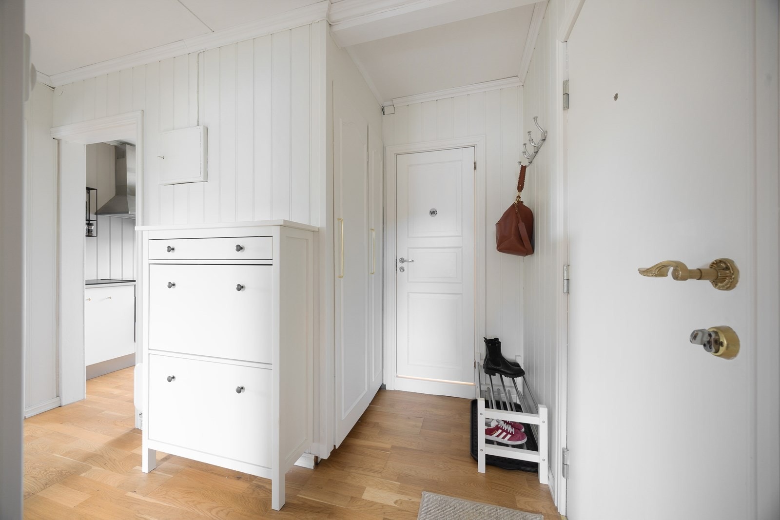 Inn i boligen ønsker en romslig entré velkommen inn i boligen hvor det er fin plass til sko og yttertøy. Her er det åpen tilkomst inn til stuen, i tillegg til ankomst til det to soverommet, baderommet og kjøkkenet.. Galleribilde