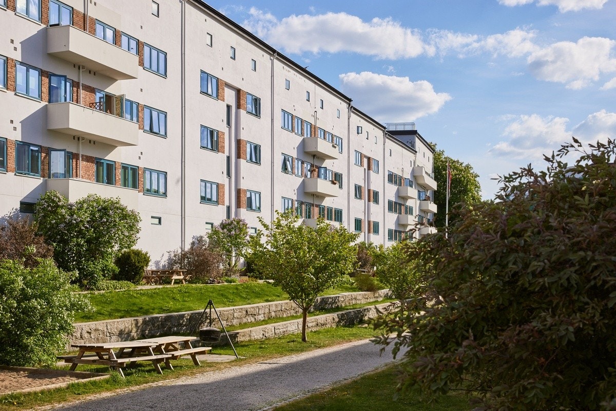 Her bor du trygt og sentralt helt øverst på Torshov med kort vei til kaféer, restauranter, kjøpesenter, grønne parker, samt godt kollektivtilbud. I tillegg til rikt utvalg av matbutikker, vinmonopol, apotek mm. Galleribilde