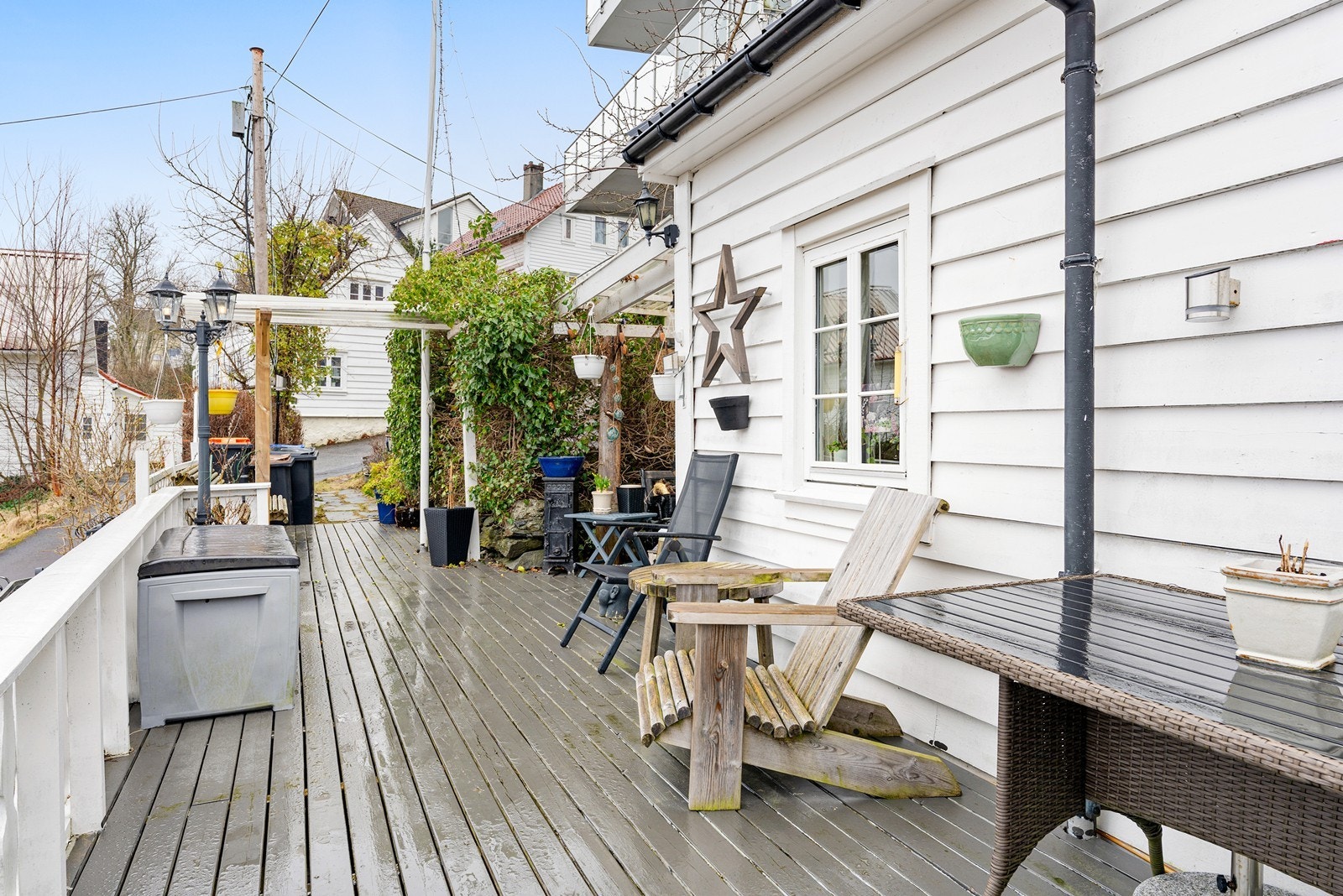 Terrassen er romslig og innbydende med god plass til både til sittegruppe og sosiale sammenkomster Galleribilde