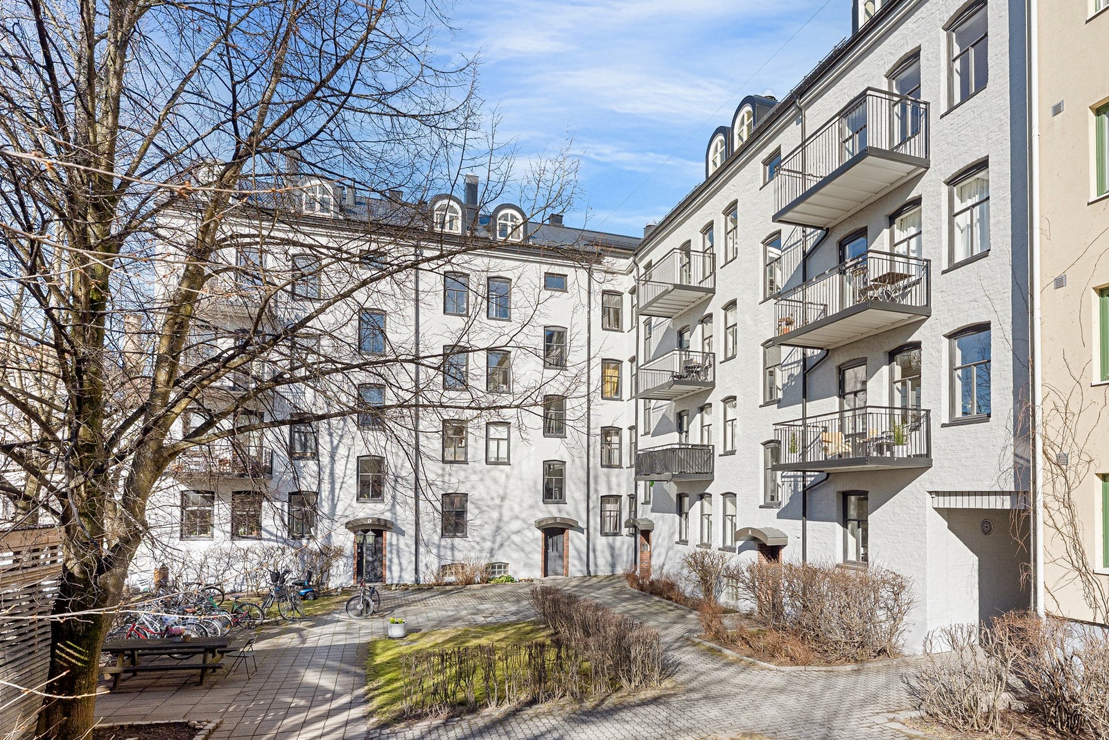 Hyggelig bakgård Galleribilde