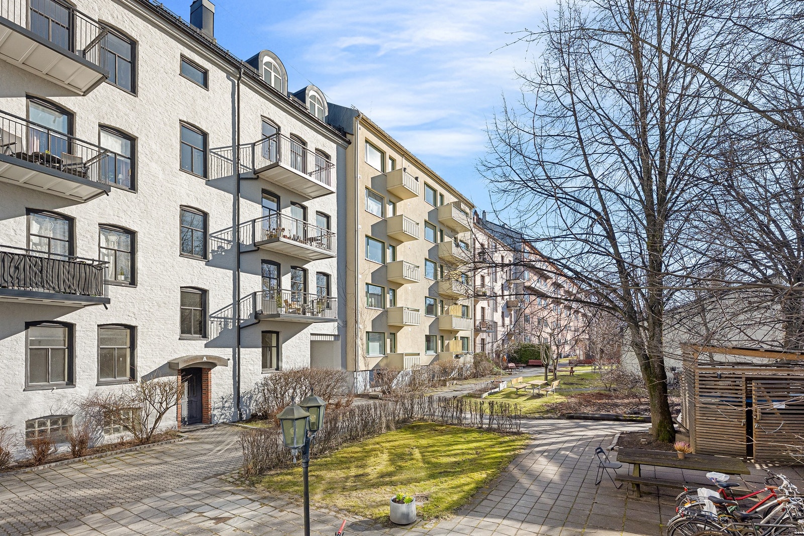 Hyggelig bakgård Galleribilde