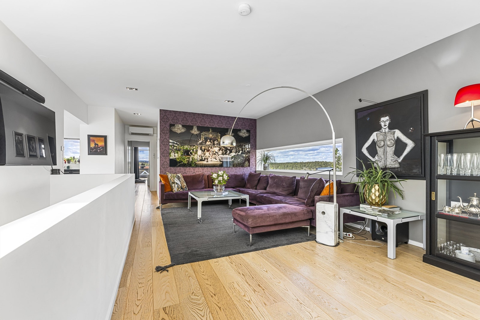 Stuen er tidsriktig og smakfullt innredet. Galleribilde