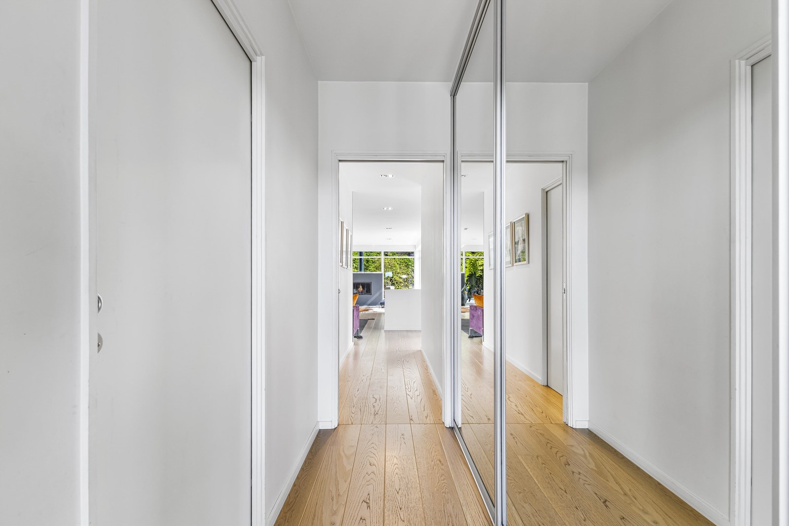 Gang med skyvedørsgarderobe i 2. etasje Galleribilde