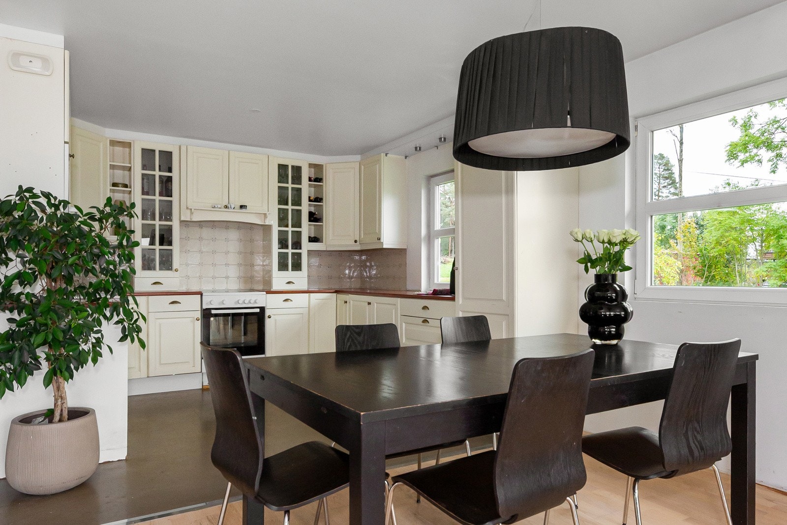 Lys og pen kjøkkeninnredning med profilerte fronter. Galleribilde