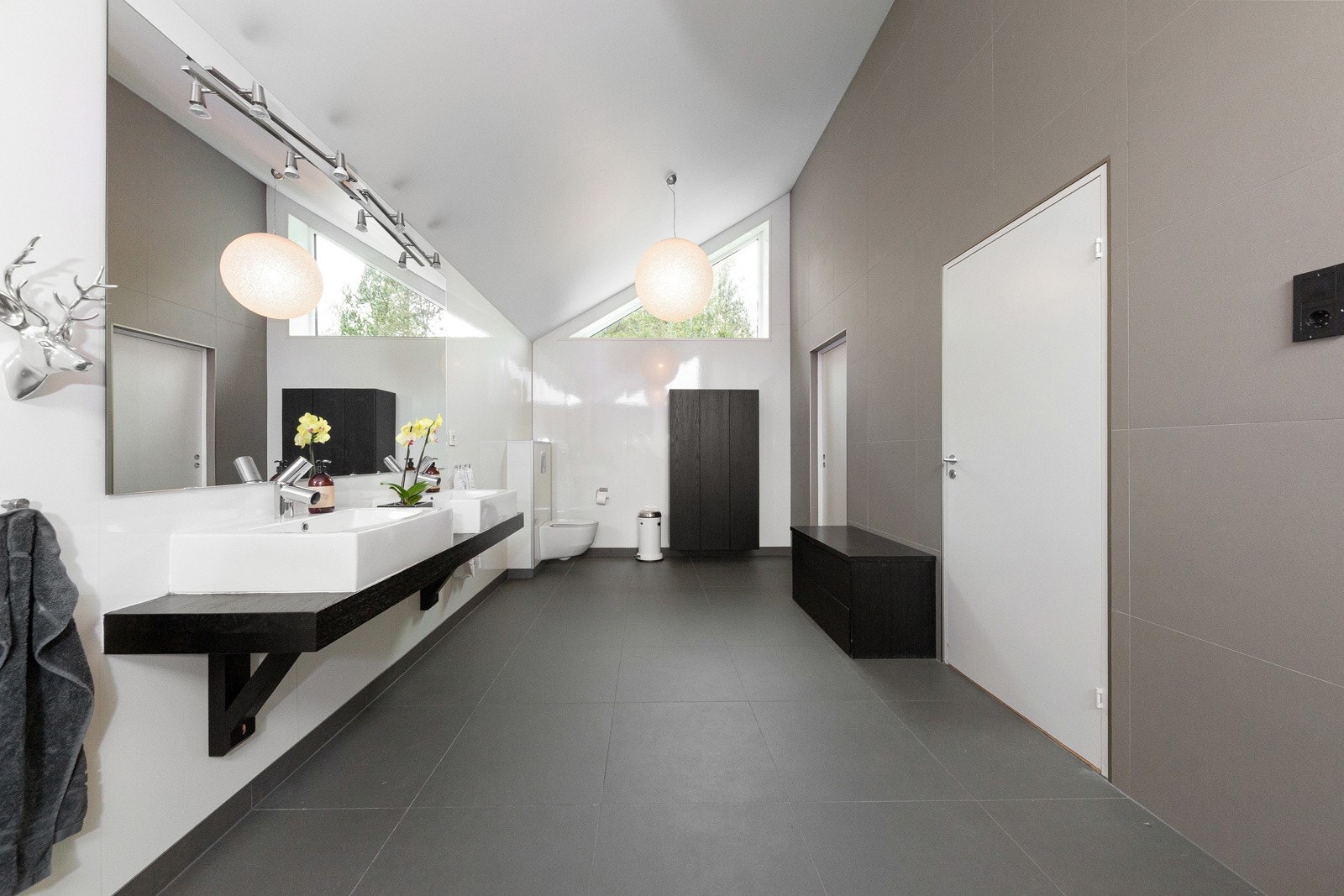 Stort og delikat bad i 1.etg. med mye naturlig lys inn fra vinduer på begge sider. Galleribilde