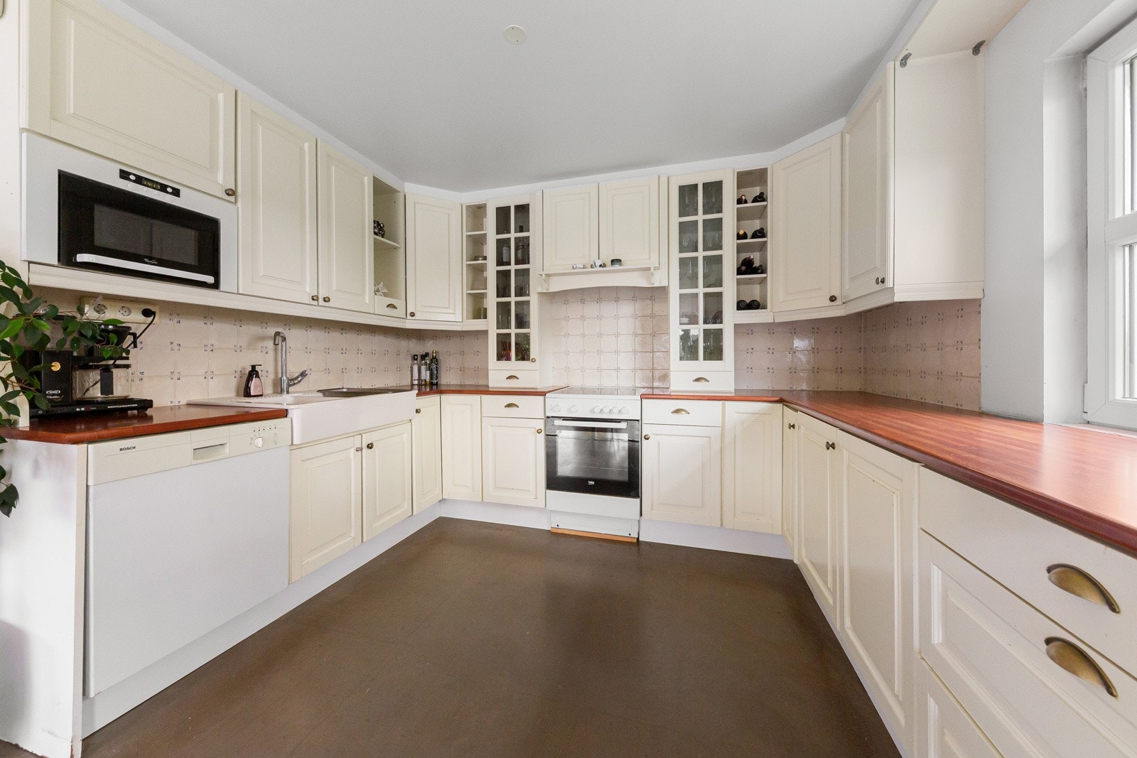 Kjøkkenet har god benke- og skapplass. Galleribilde