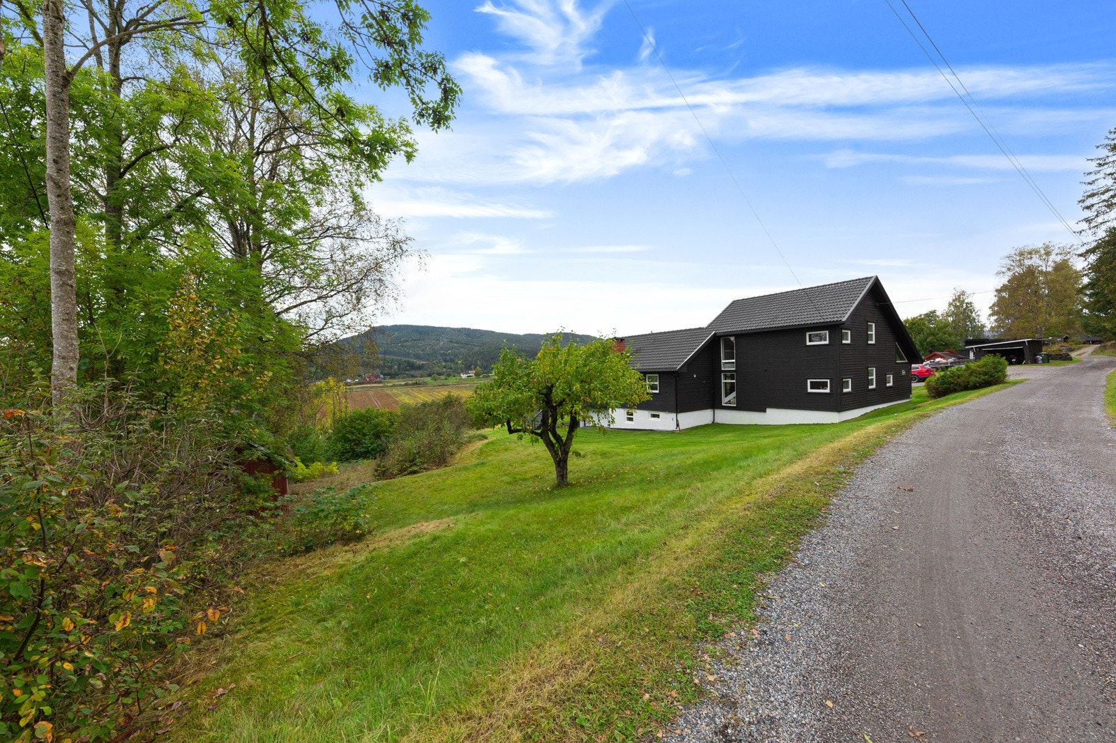 Meget usjenert tomt med mange muligheter. Med i salget følger en tilleggstomt på 766 kvm som ligger inntil hovedeiendommen. Galleribilde