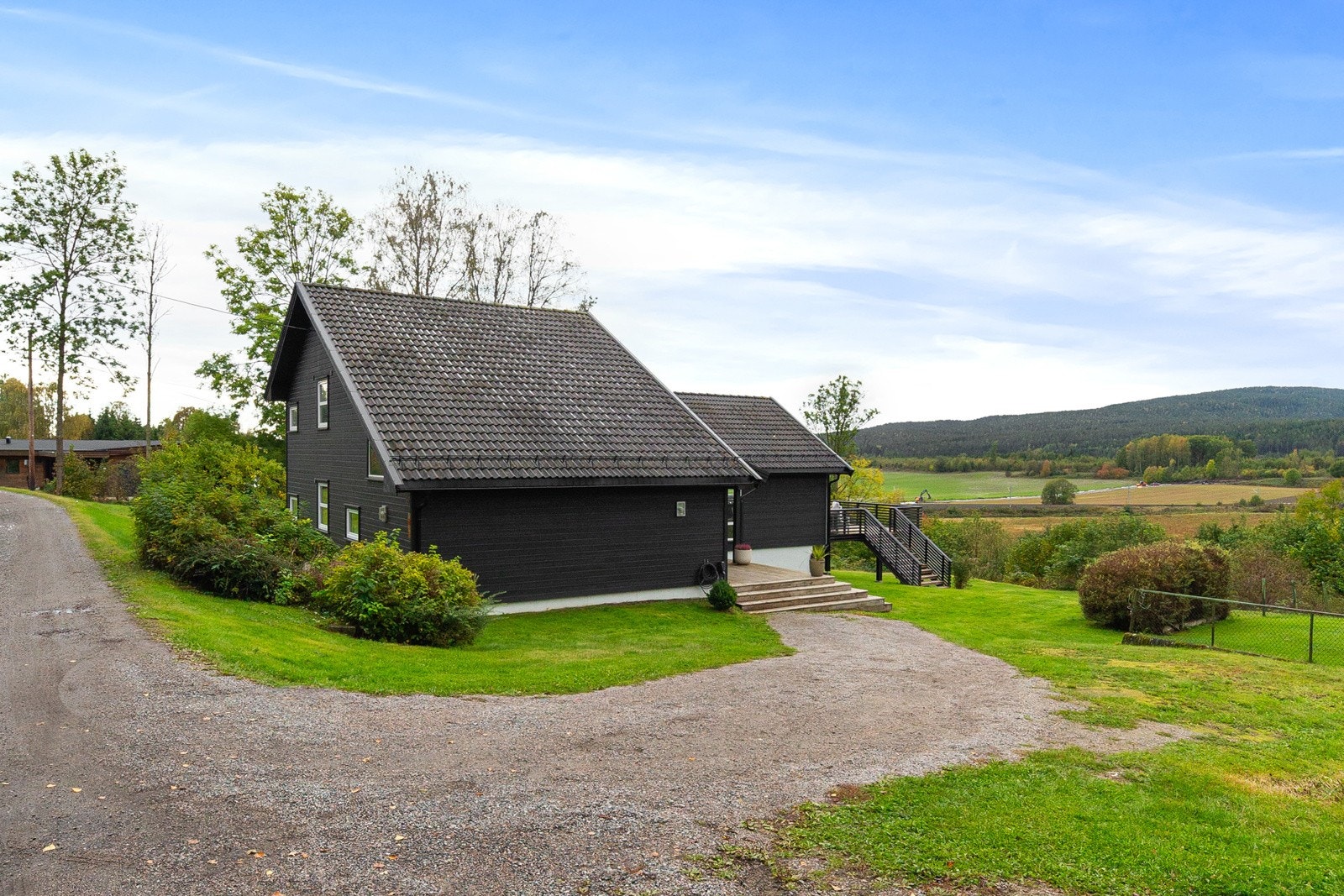 Huset ligger fint til over nærliggende landbruksarealer. Galleribilde
