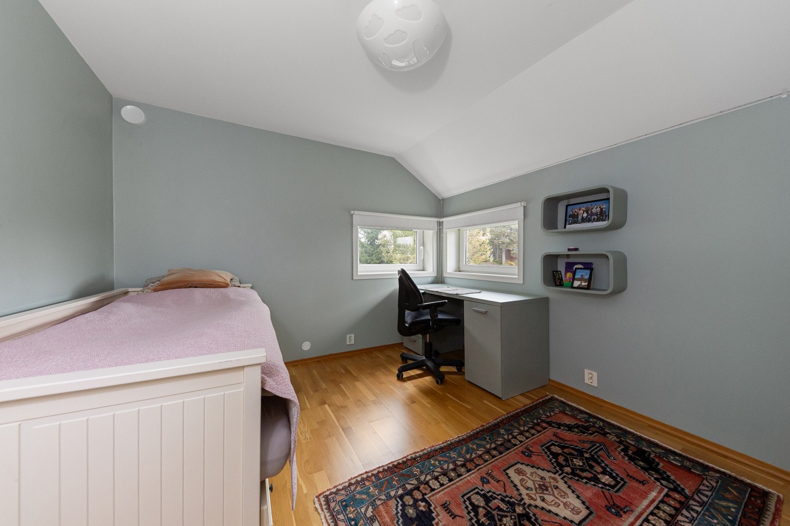 Soverom 4. Det er 3 soverom i 1. etg. og 3 soverom i 2. etg. Galleribilde