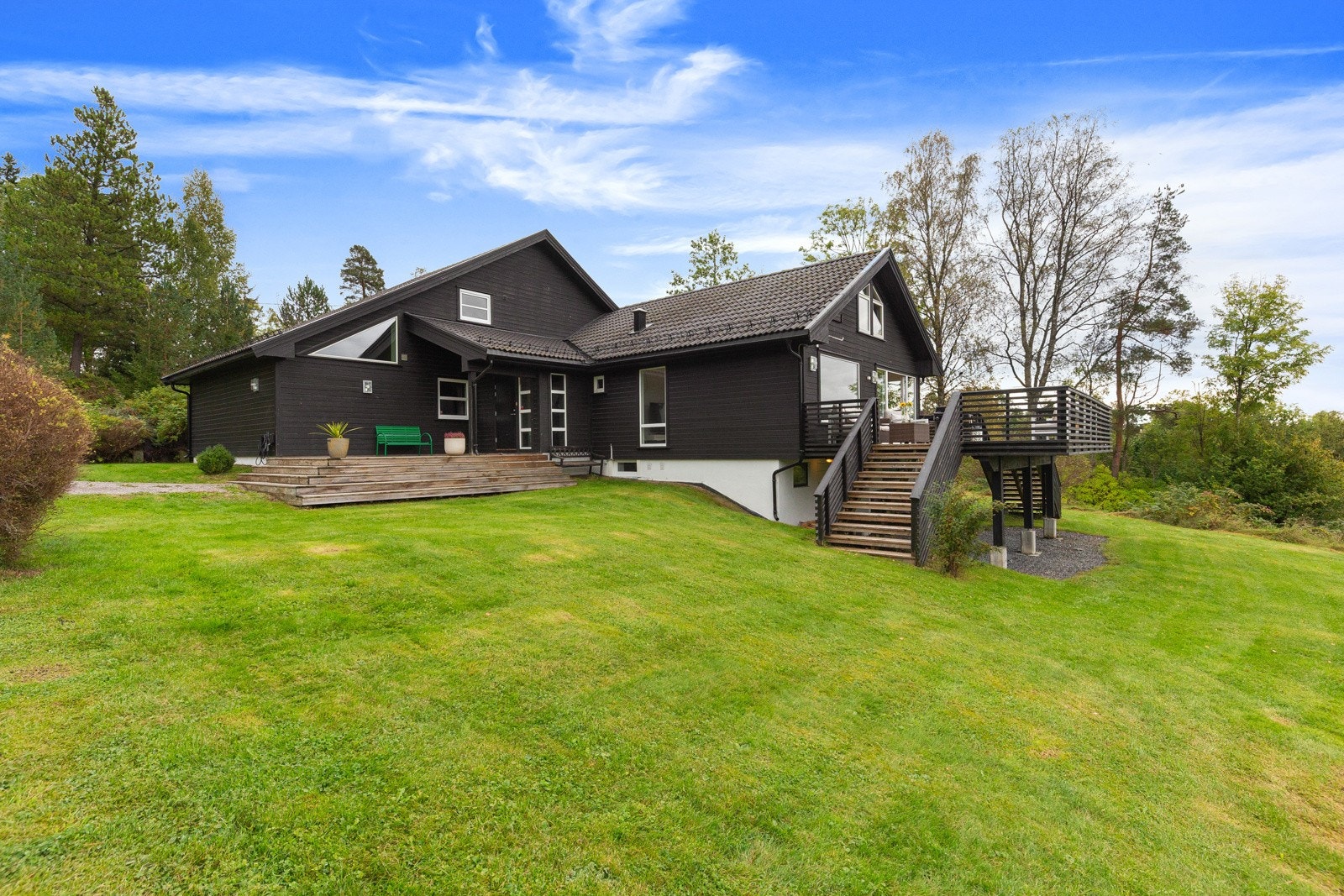 Innholdsrik enebolig med bl.a. 6 soverom, 3 stuer, 2 bad, vaskerom og wc. Galleribilde