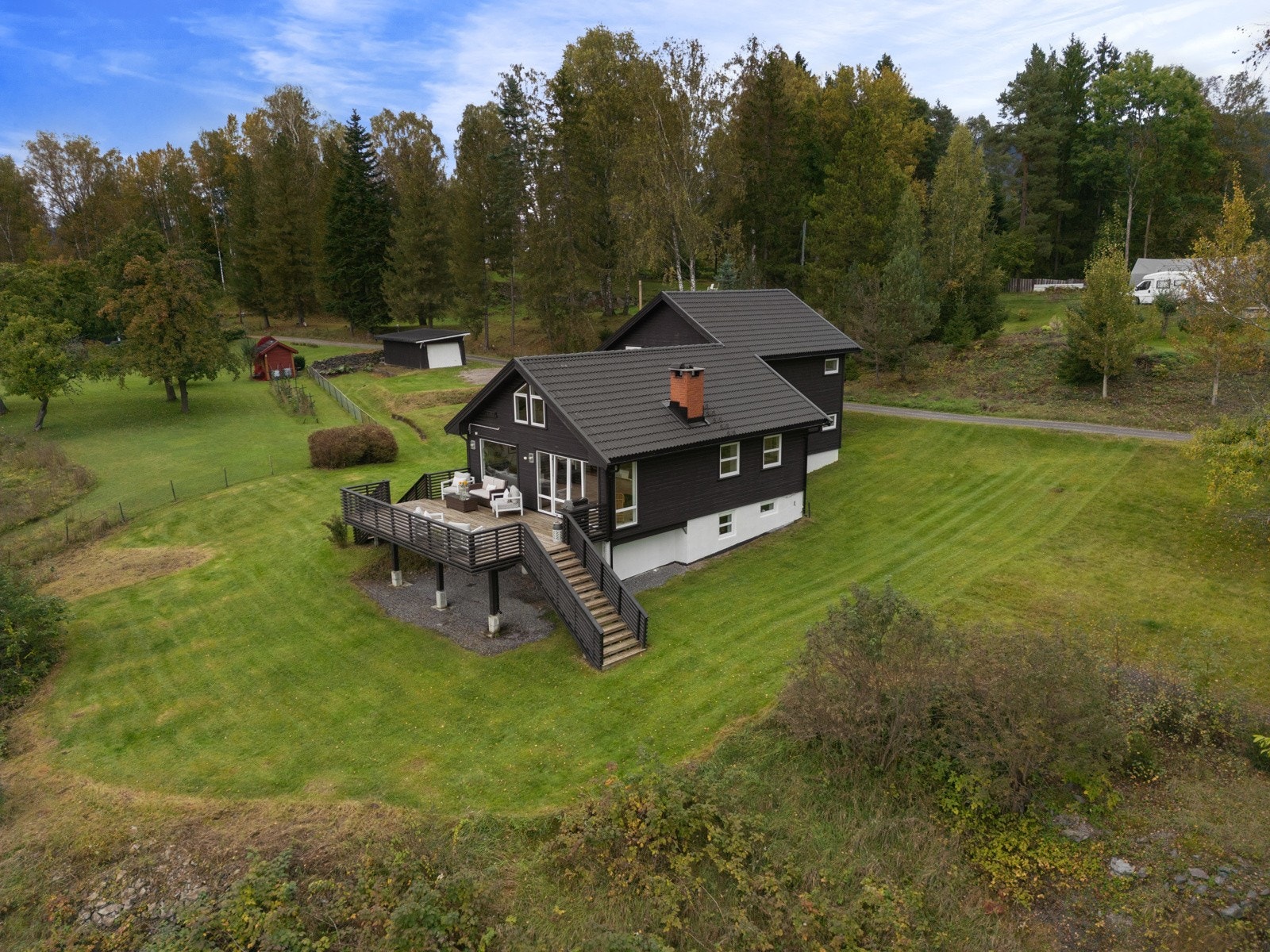 Eiendommen ligger tilbaketrukket fra Hoppestadvegen og har privat vei sammen med naboer. Galleribilde