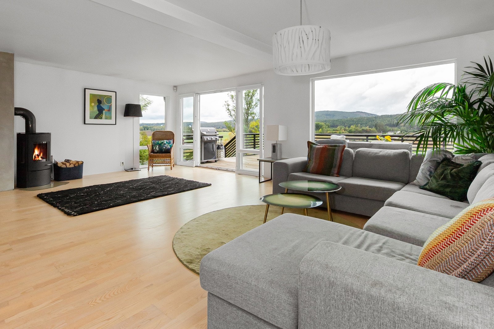 Stue m/utgang til veranda og hage. Galleribilde