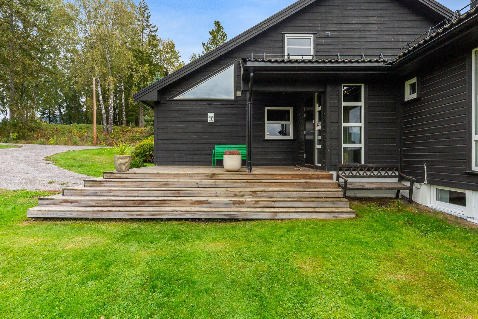 Koselig inngangsparti med plass til å sette seg ned. Galleribilde