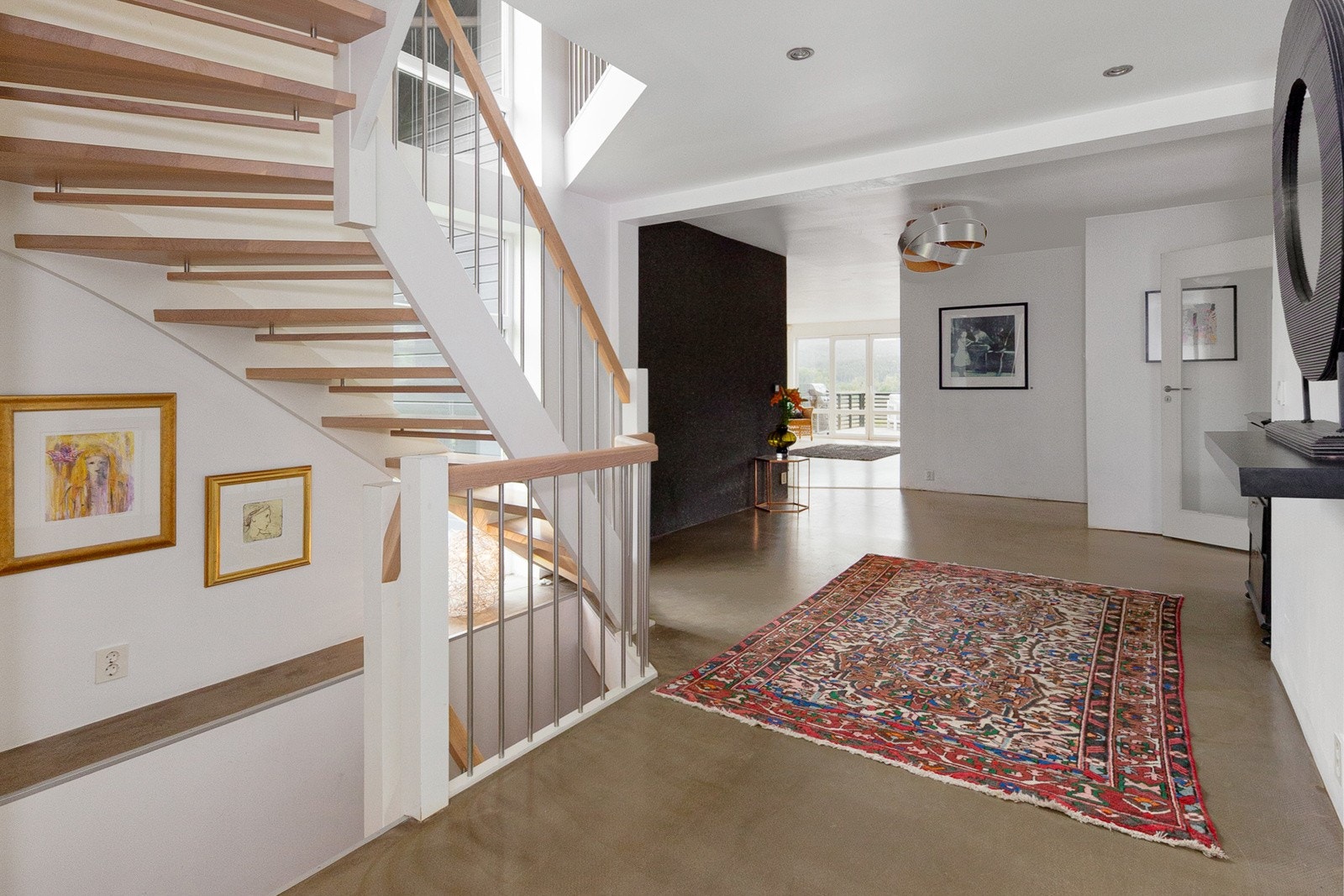 Luftig hall m/trapp til underetg. og 2.etg. Galleribilde