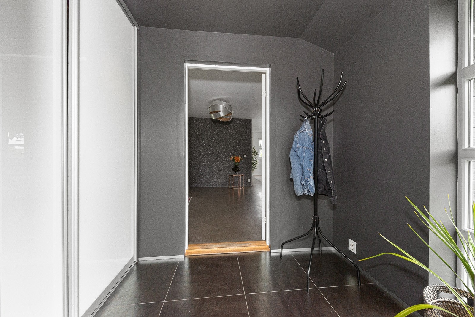 Vindfang m/skyvedørsgarderobe og god plass til sko og yttertøy. Galleribilde