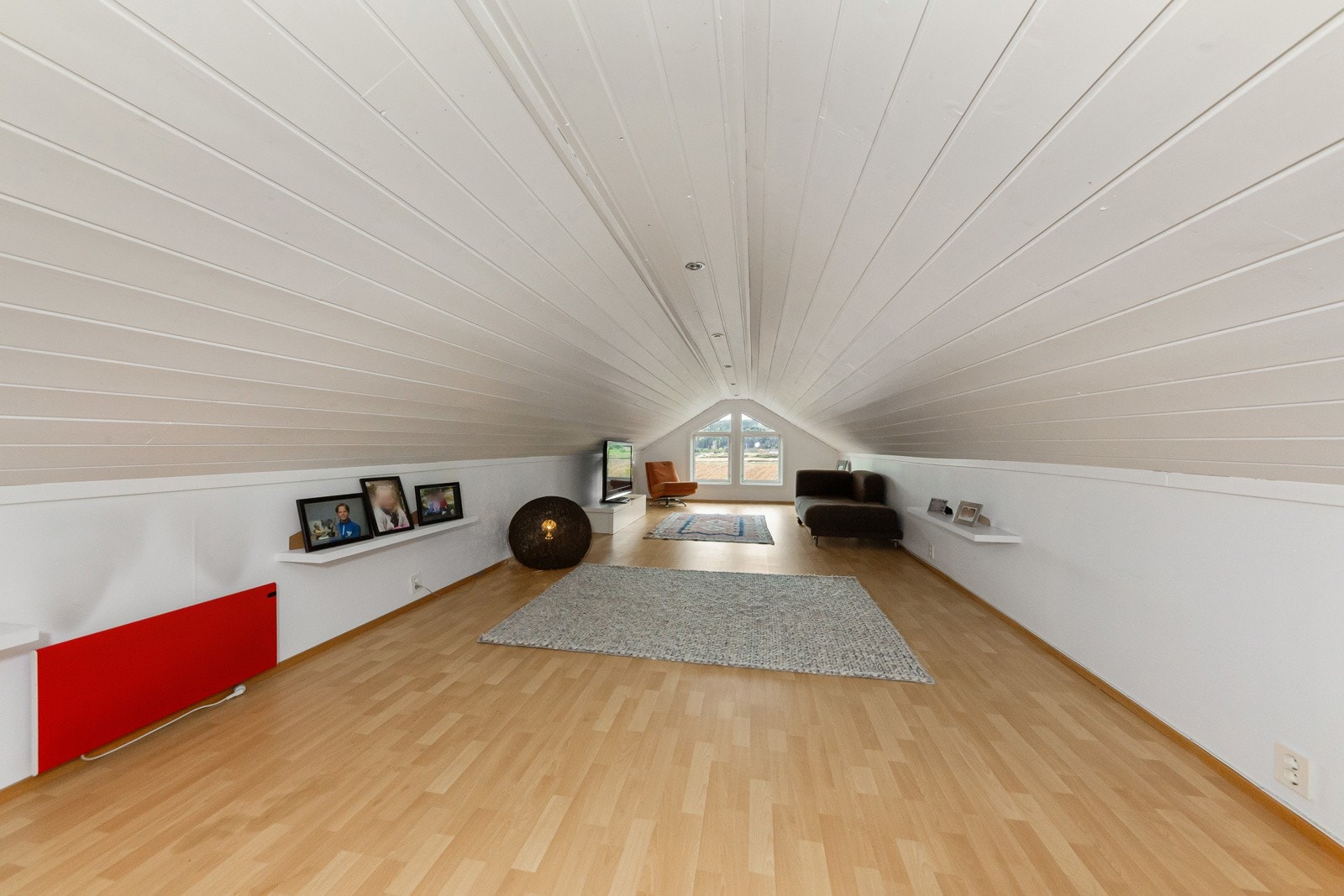Loftsrom som er innredet som en loftstue. Megler gjør oppmerksom på at dette ikke er søkt godkjent hos kommunen Galleribilde