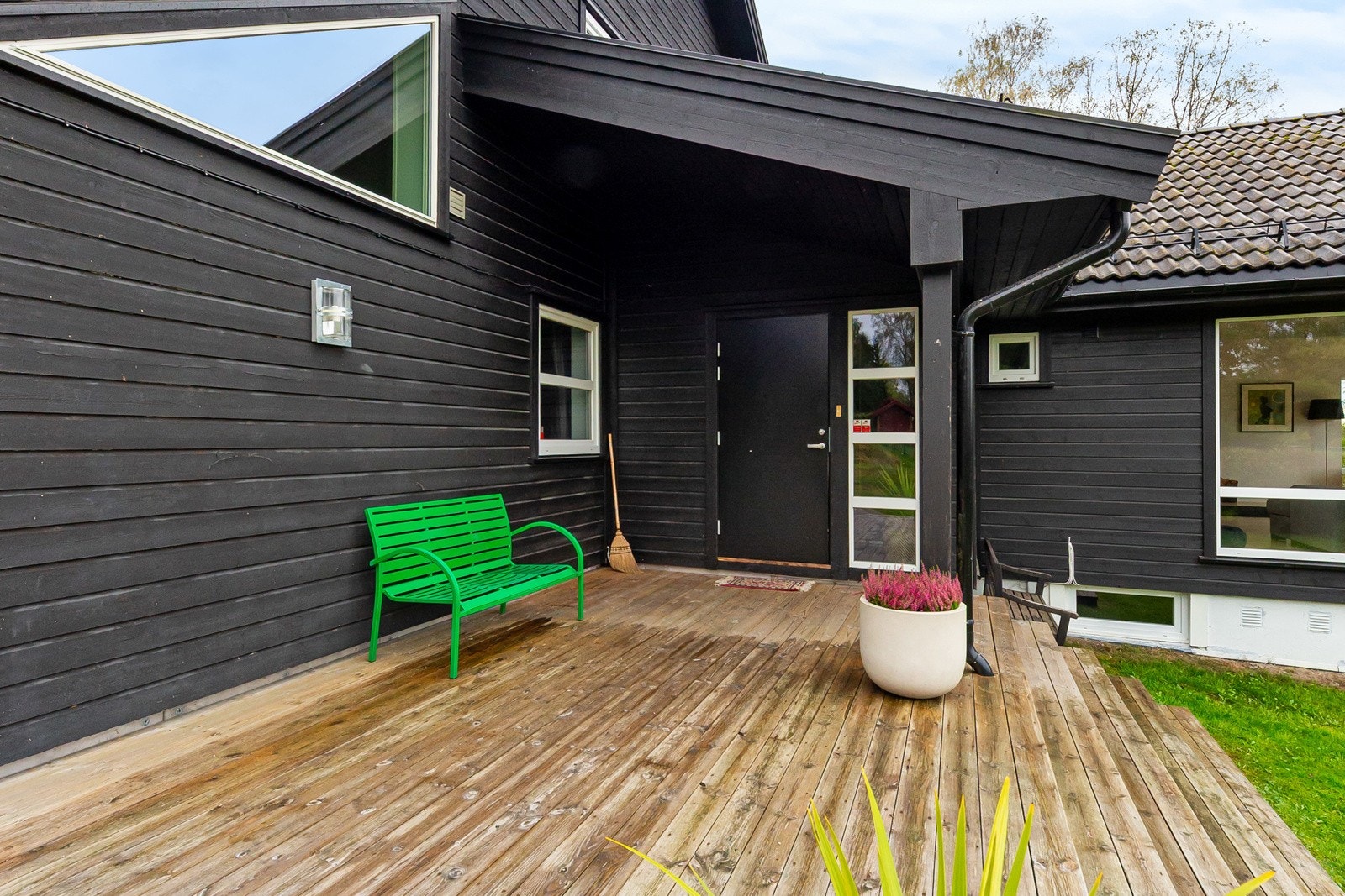 Delvis overbygd terrasse ved inngangsdør. Galleribilde