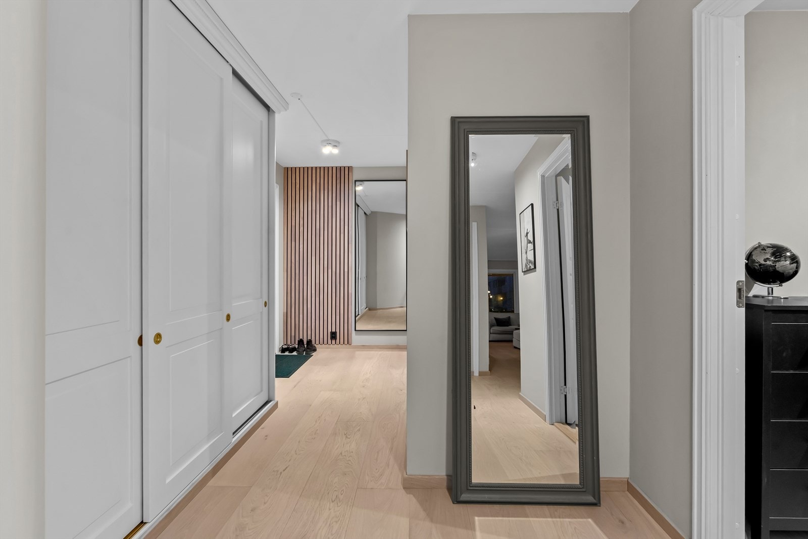 Entré med skyvedørsgarderobe. Ekstra oppbevaringsbehov i kjellerbod på ca. 6 kvm. Galleribilde