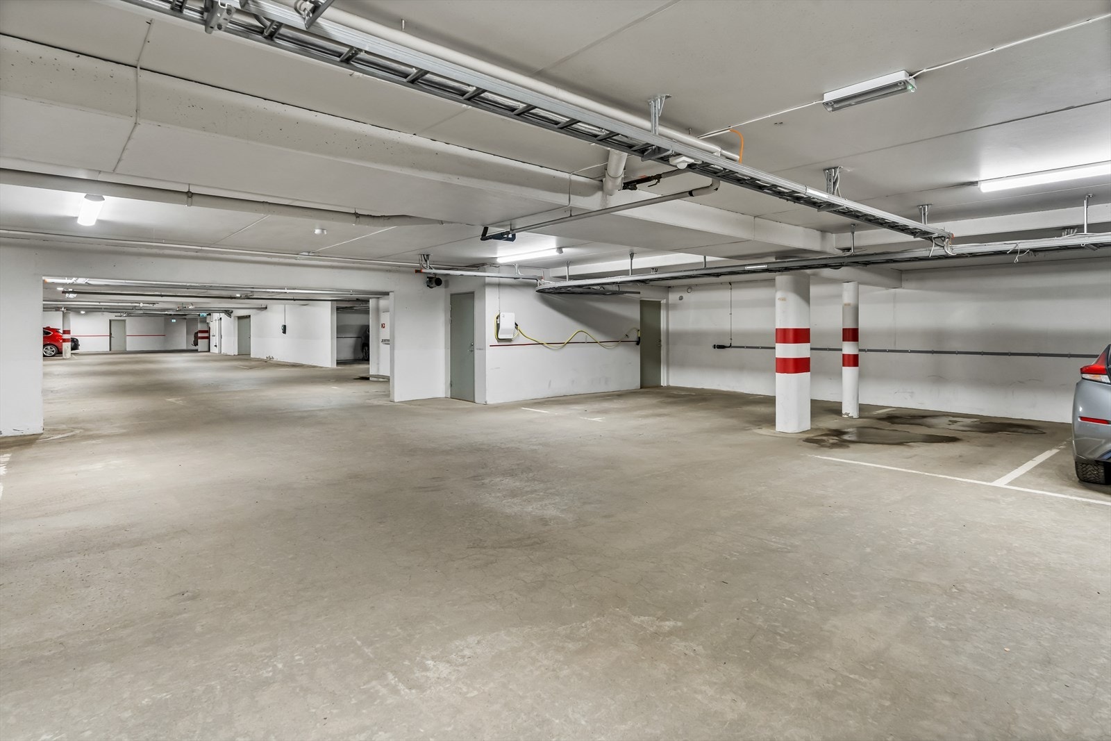 Det er to gjesteparkeringsplasser i garasjeanlegget. Galleribilde