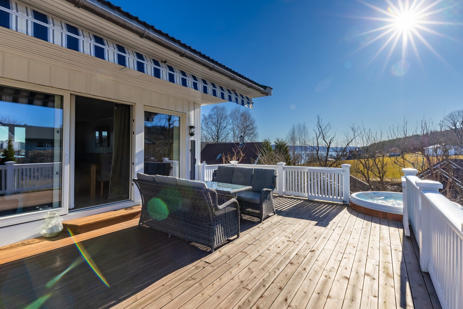 Skjermet terrasse med sitteplass. Galleribilde