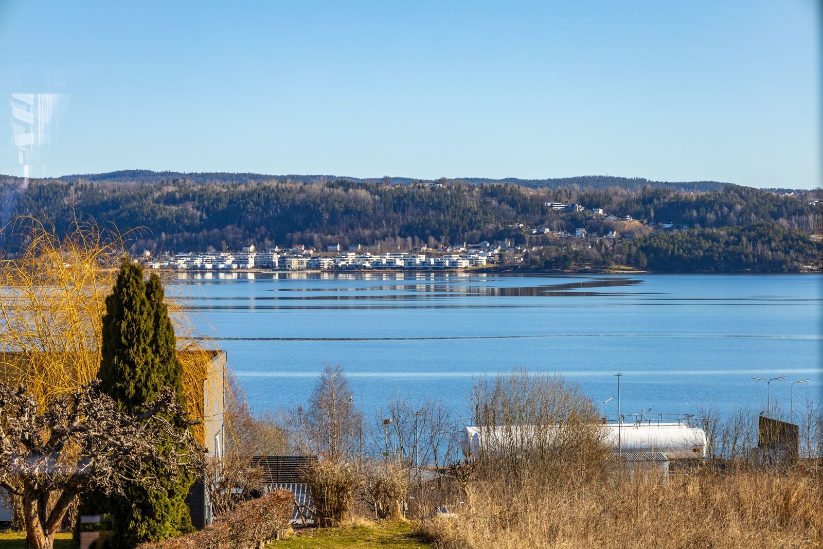 Utsikt ut mot fjord. Galleribilde