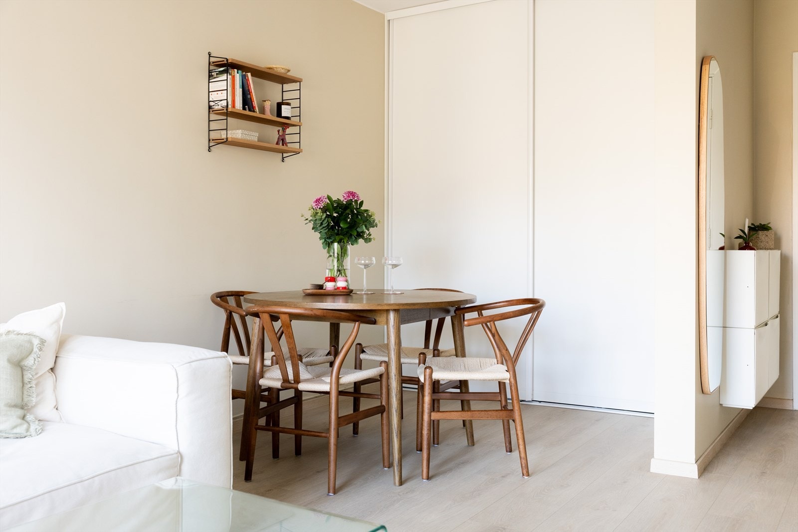 Det er god plass til å møblere med spisebord i tilknytning til kjøkkenet. Legg også merke til det romslige garderobeskapet som gir rikelig med oppbevaringsplass! Galleribilde