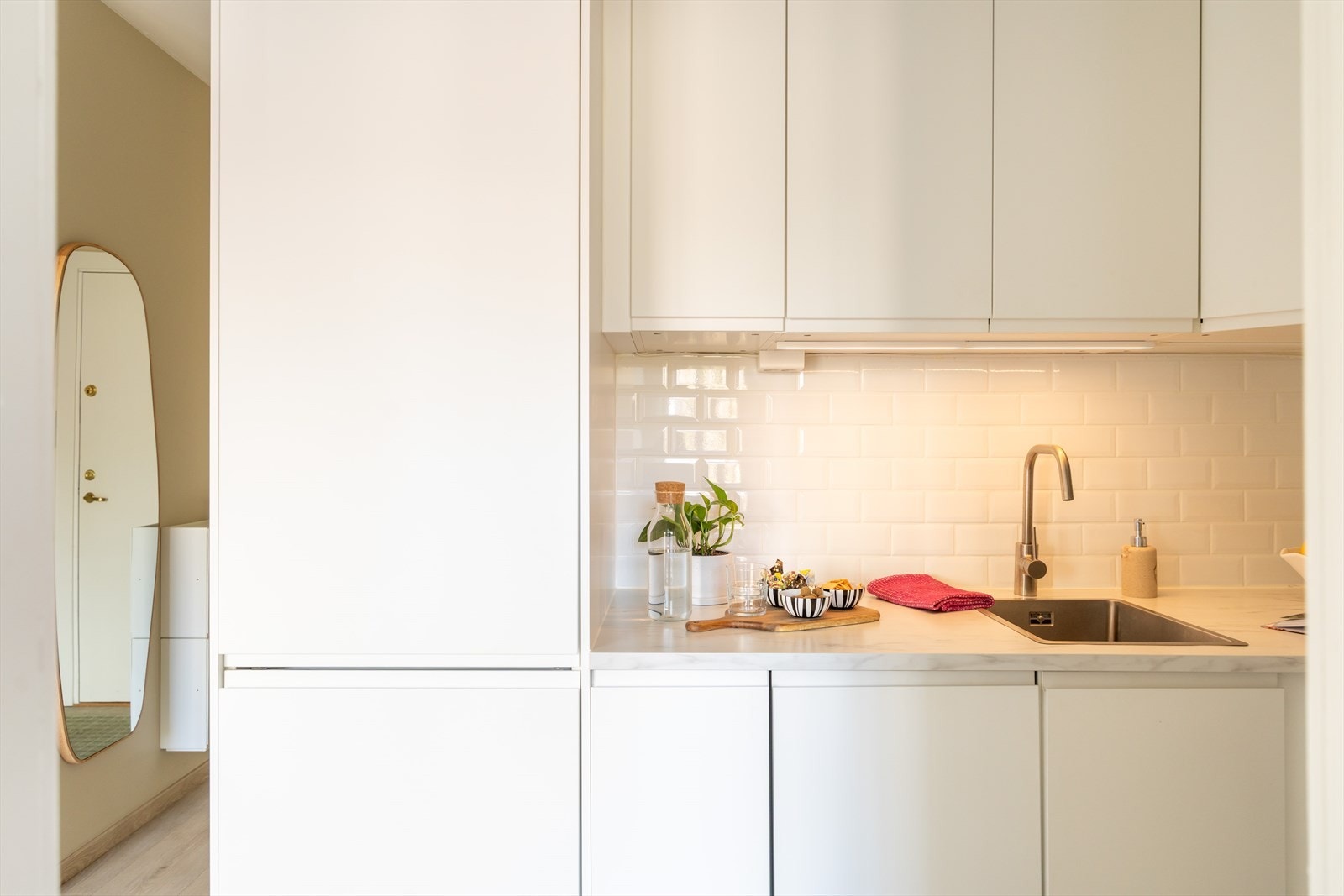 Videre er kjøkkenet utstyrt med integrert induksjonstopp, stekeovn og kjøl/fryseskap. Galleribilde