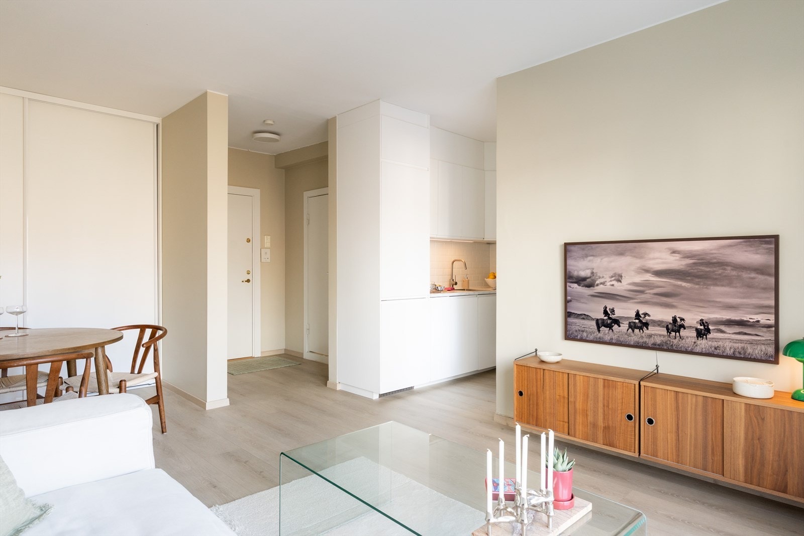 Planløsningen er tilpasset på en meget god måte med plass til både sofagruppe, spiseplass og tilhørende møbler. Galleribilde