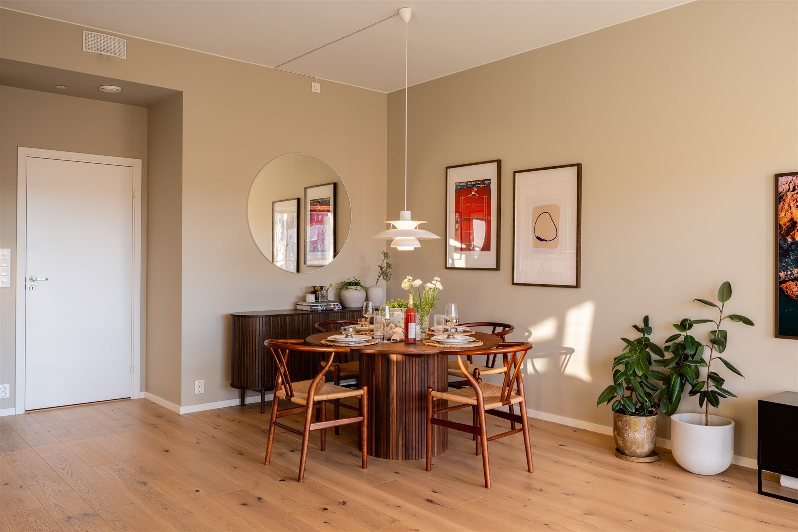 Alle overflater er malt i en nydelig fargetone som gjør det enkelt å innrede etter eget ønske. Det er vannbåren gulvvarme i stue/kjøkken, entré og på badet. Galleribilde