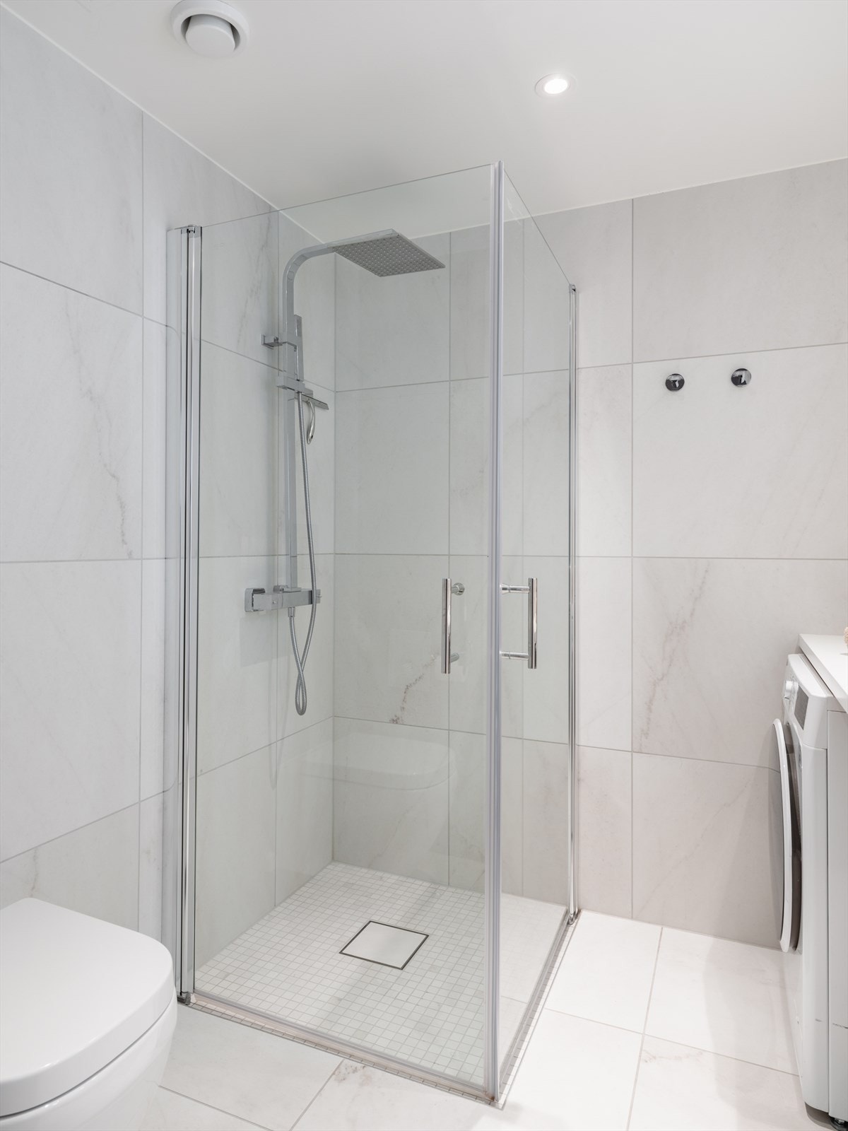 Flott dusjsone med glassdører og oppgradert regnfallsdusj. Galleribilde