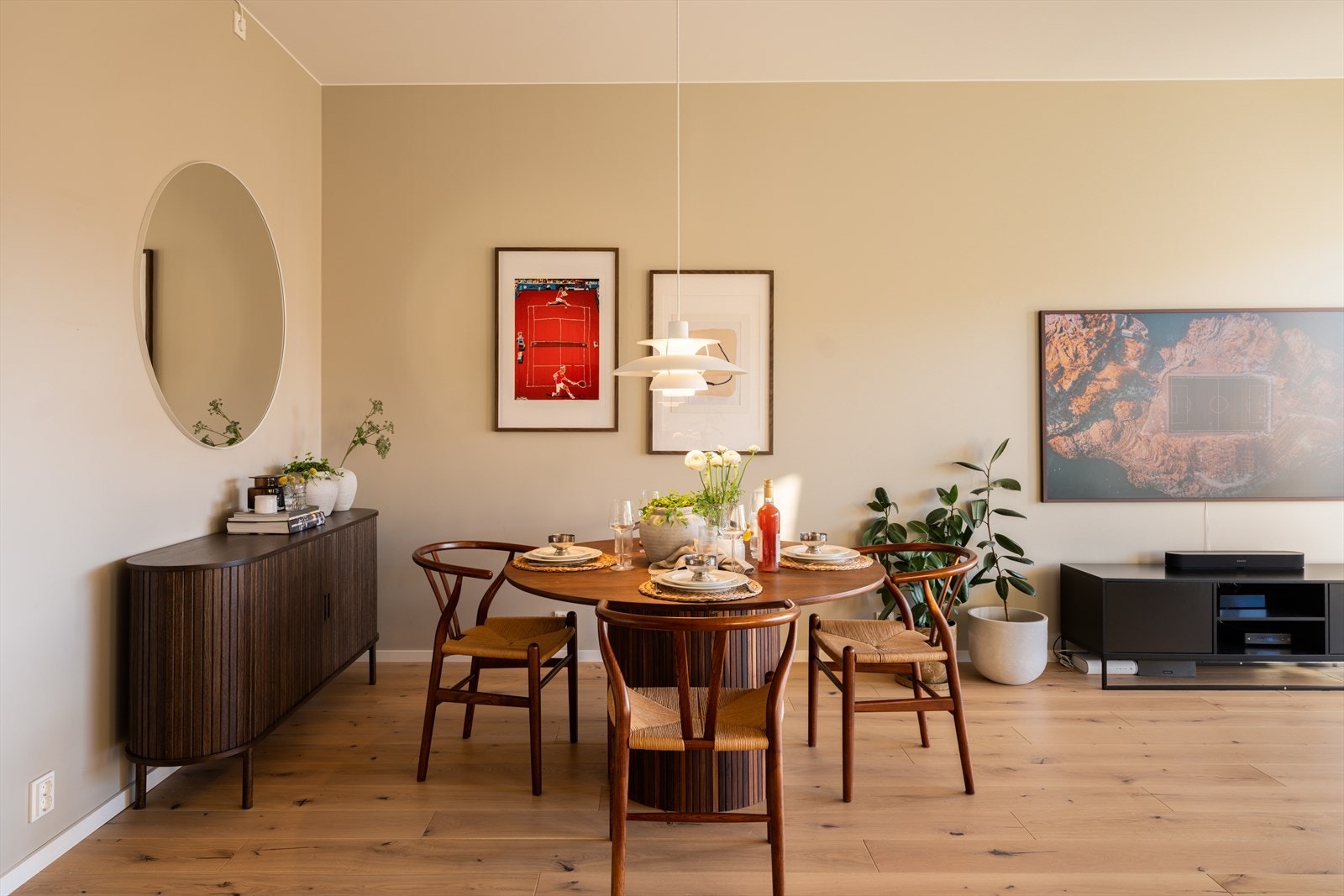 Det er god plass til å invitere venner og familie til en hyggelig middag rundt spisebordet. Galleribilde