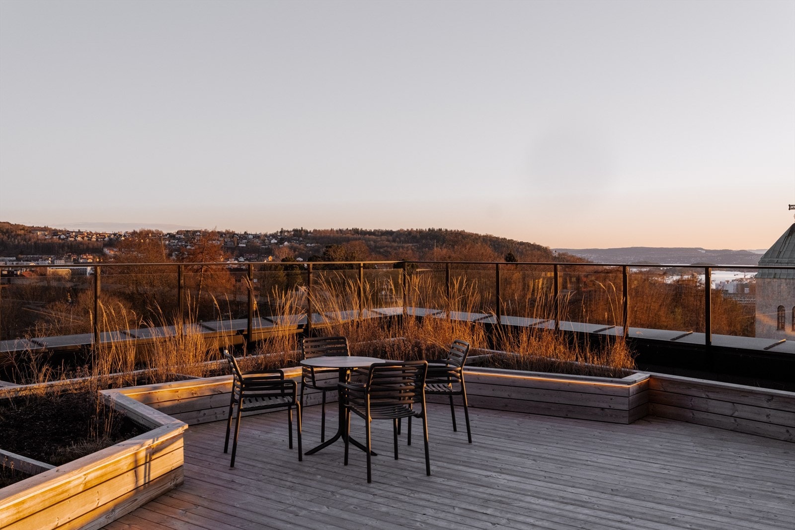 Flott felles takterrasse med fantastisk utsikt og sol fra morgen til kveld Galleribilde