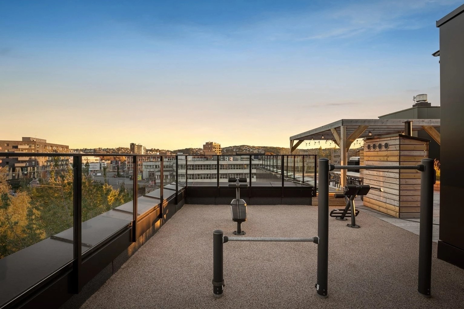 Fastmontert treningsutstyr for beboerne på takterrassen. Foto: Ohshot Galleribilde