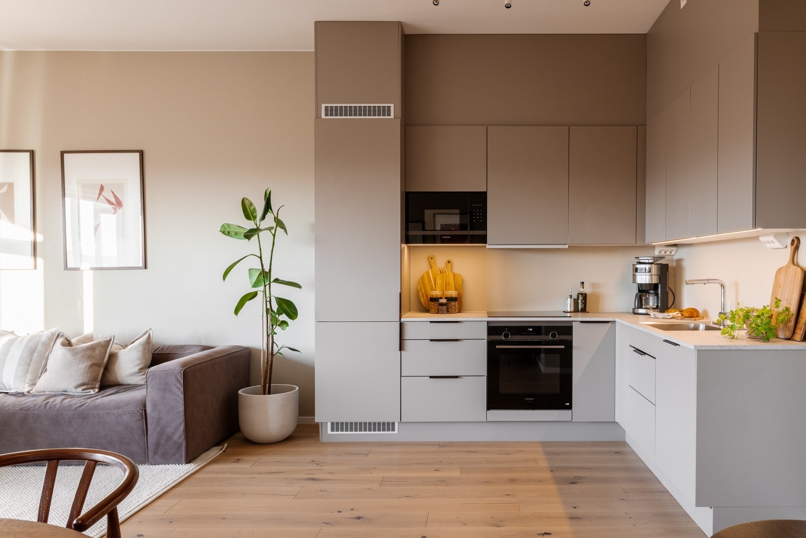 Det er gjort ekstra tilvalg på kjøkkenet, som oppgraderte hvitevarer fra standardvalg, Tapwell-kran, underlimt vask og integrert mikro i skap. Galleribilde