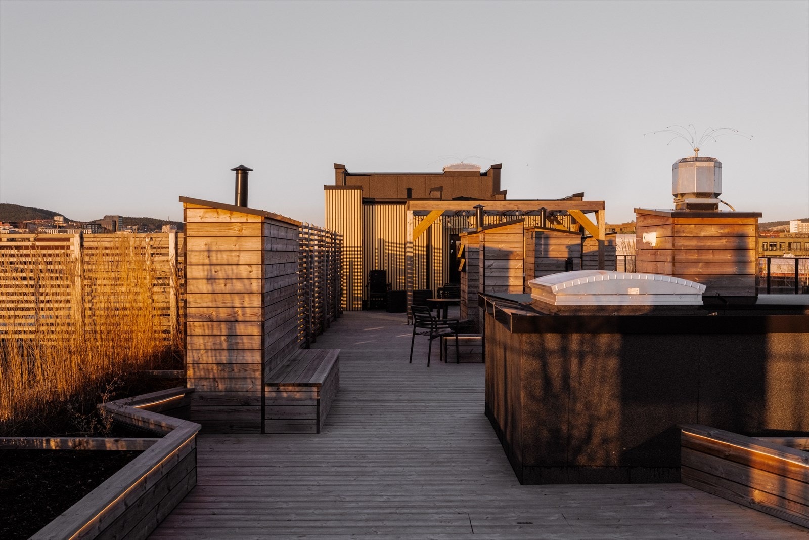 På takterrassen finner man blant annet toalett, trenings fasiliteter, utekjøkken og sitteplasser. Galleribilde