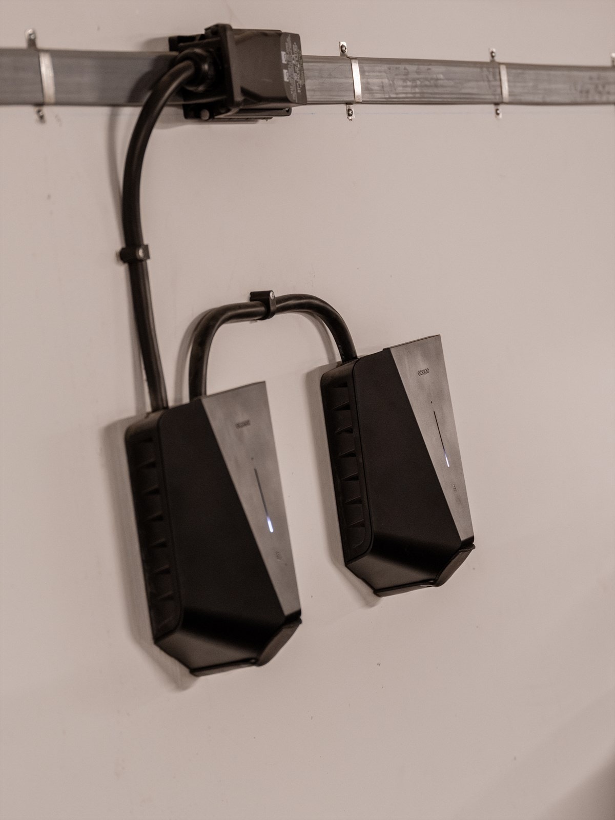 Det er installert elbillader på parkeringsplassen som kan kjøpes for 850 000 kr Galleribilde