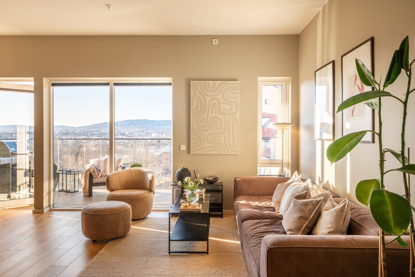 Store vindusflater kombinert med en takhøyde på 2,9 meter skaper en svært behagelig romfølelse. Galleribilde