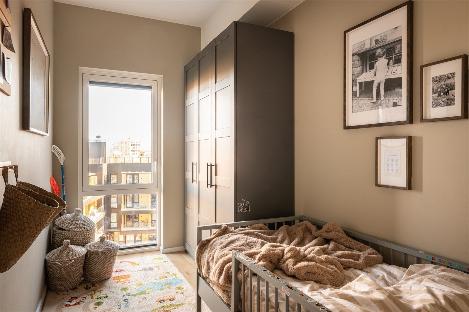 Lyst og fleksibelt soverom som byr på mange muligheter, enten man trenger barnerom, gjesterom eller kontor. Galleribilde