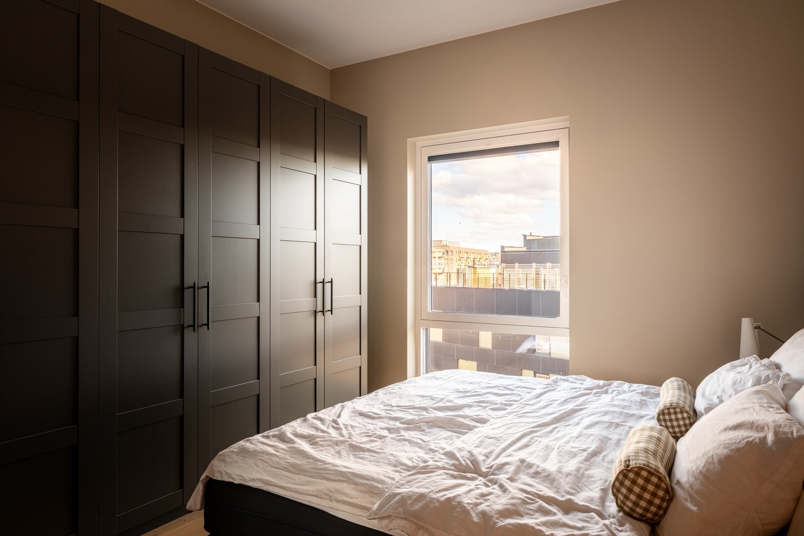 Det store, garderobeskapet gir rikelig med oppbevaringsmuligheter. Galleribilde