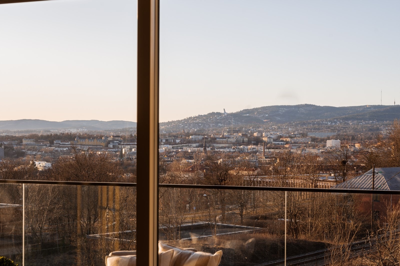 Flott utsikt mot nærområdet. Holmenkollen kan skimtes i horisonten! Galleribilde