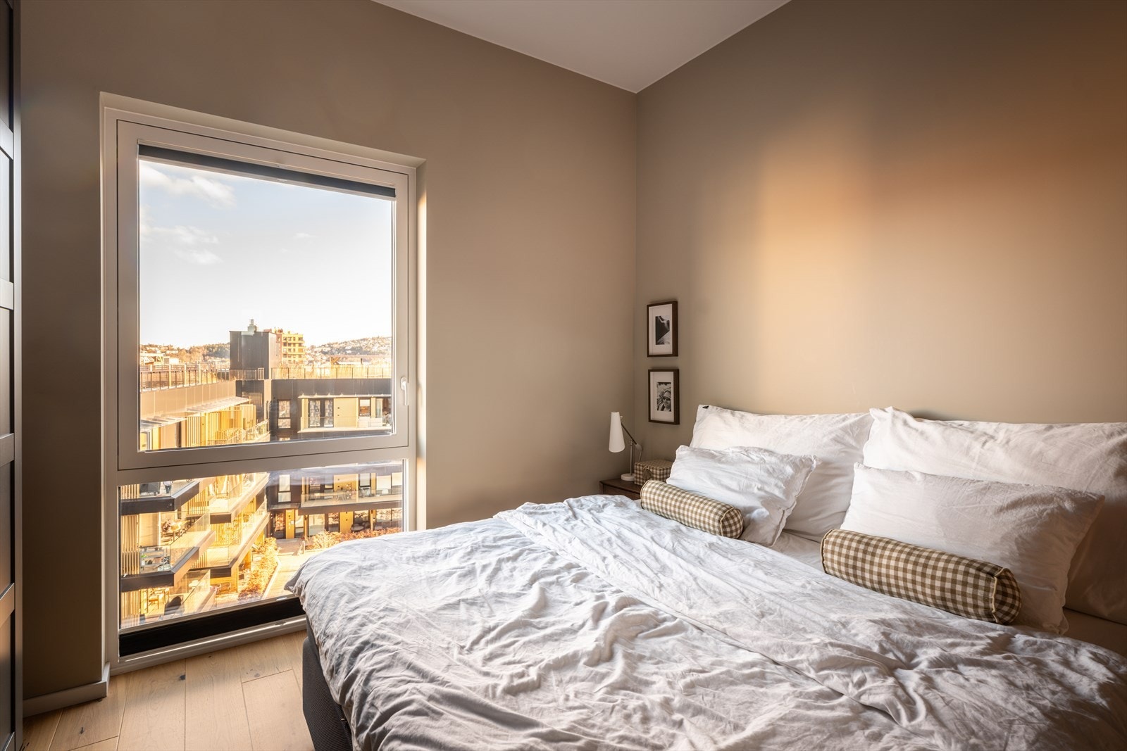 Romslig hovedsoverom med elektrisk utvendig solskjerming gir et komfortabelt inneklima og effektiv solskjerming. Galleribilde