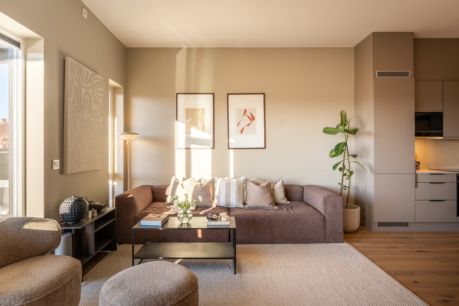 Stuen har en god planløsning med god plass til spisebord, sofa og TV-møblement. Galleribilde